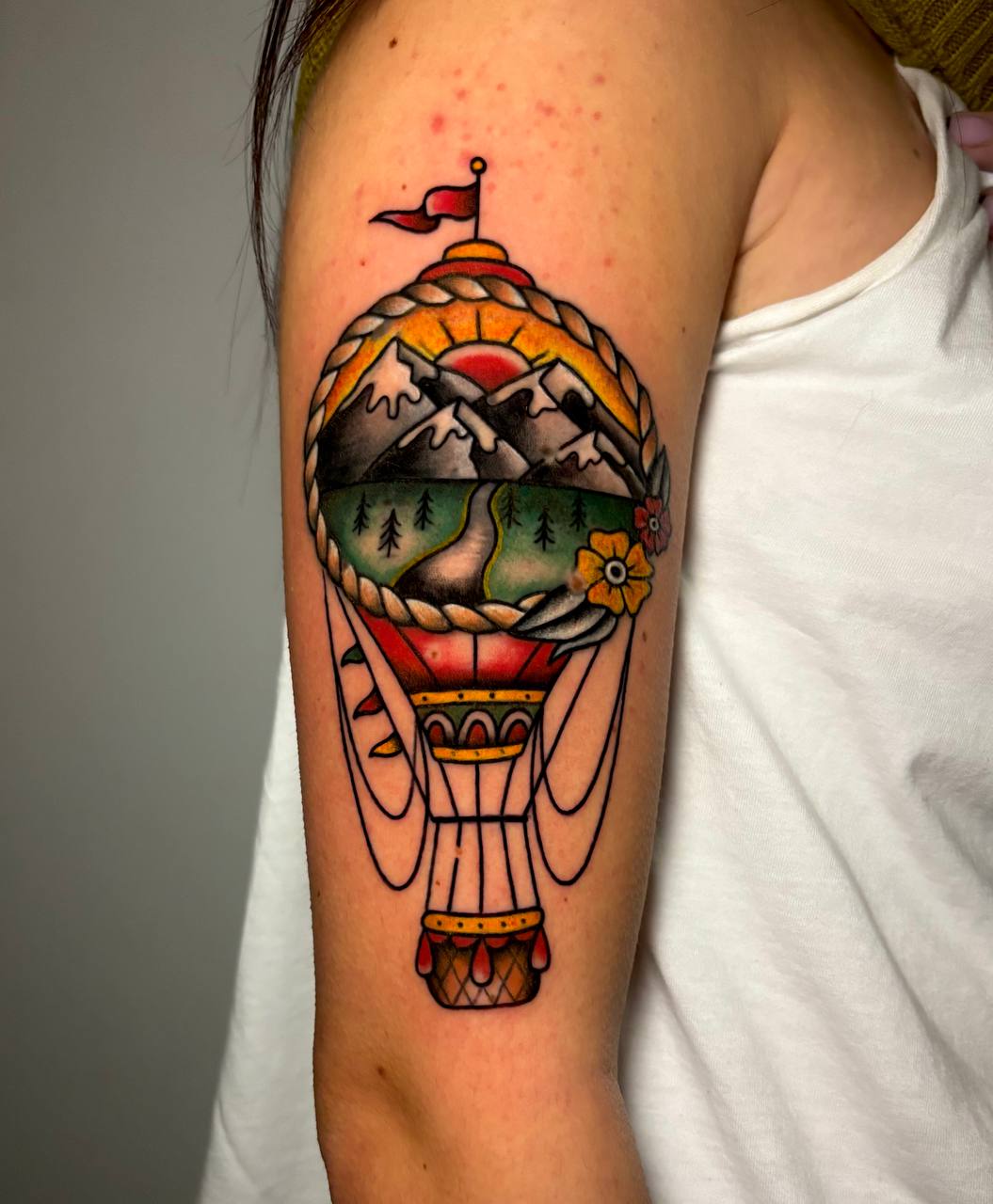 Tatuaggio copertura mongolfiera stile tradizionale a colori Umbria Acca Elena Ink