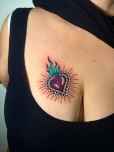 Tatuaggio copertura cuore sacro stile tradizionale sul petto Umbria Acca Elena Ink