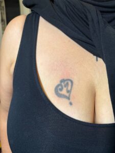 Vecchio tatuaggio piccolo sul petto prima della copertura Umbria Acca Elena Ink