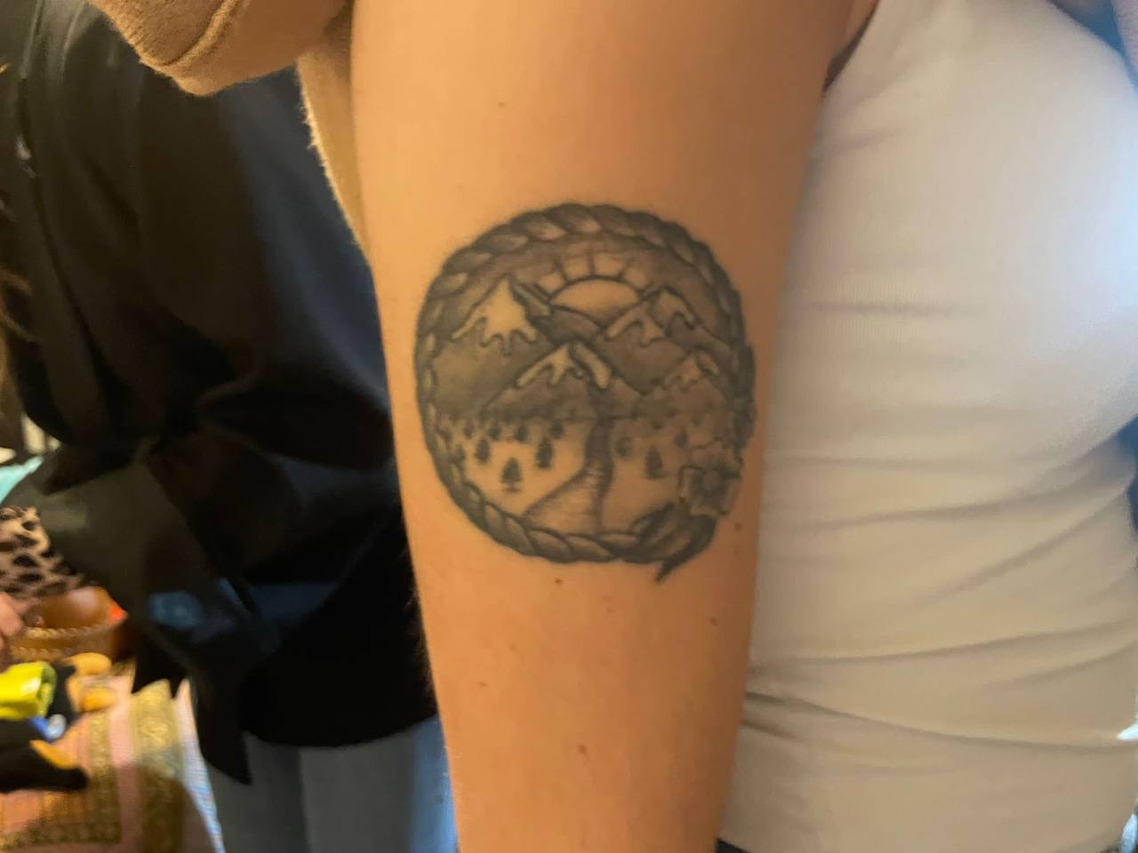 Foto prima della copertura di un vecchio tatuaggio bussola sbiadito Umbria Acca Elena Ink