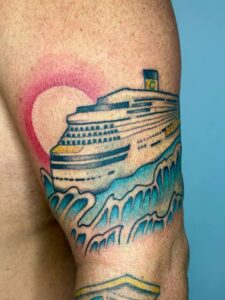 Tatuaggio copertura nave stile tradizionale a colori Umbria Acca Elena Ink