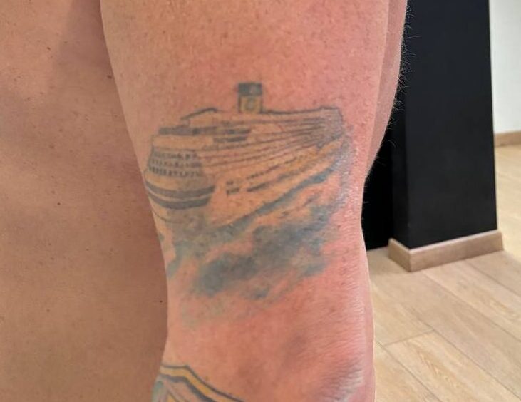 Foto prima della copertura di un vecchio tatuaggio nave da crociera Umbria Acca Elena Ink