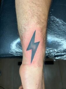 Copertura tatuaggio fulmine nero stile minimale Umbria Acca Elena Ink