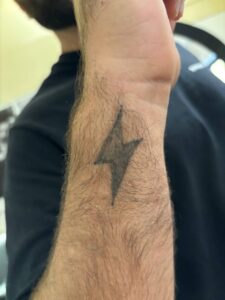 Tatuaggio copertura fulmine nero avambraccio Umbria Acca Elena Ink