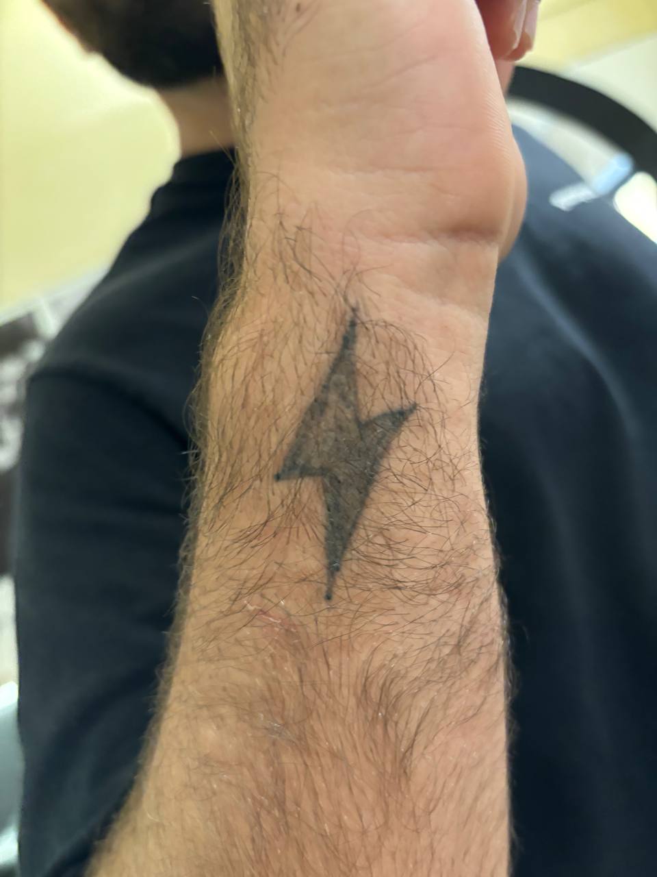 Tatuaggio copertura fulmine nero avambraccio Umbria Acca Elena Ink