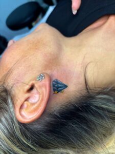 Dettaglio tatuaggio copertura diamante dietro l'orecchio Umbria Acca Elena Ink