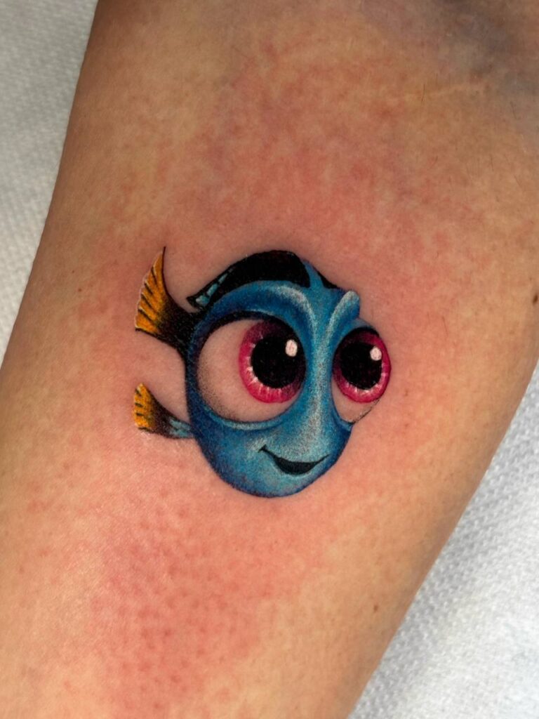 Tatuaggio fine line pesciolino Dory colorato cartone animato Umbria Acca Elena Ink