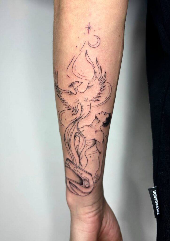 Tatuaggio fine line fenice alata stilizzata avambraccio Umbria Acca Elena Ink