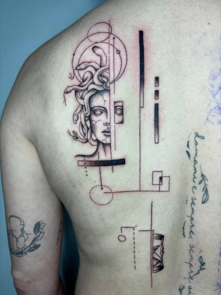 Tatuaggio fine line dettaglio volto femminile stile grafico Umbria Acca Elena Ink