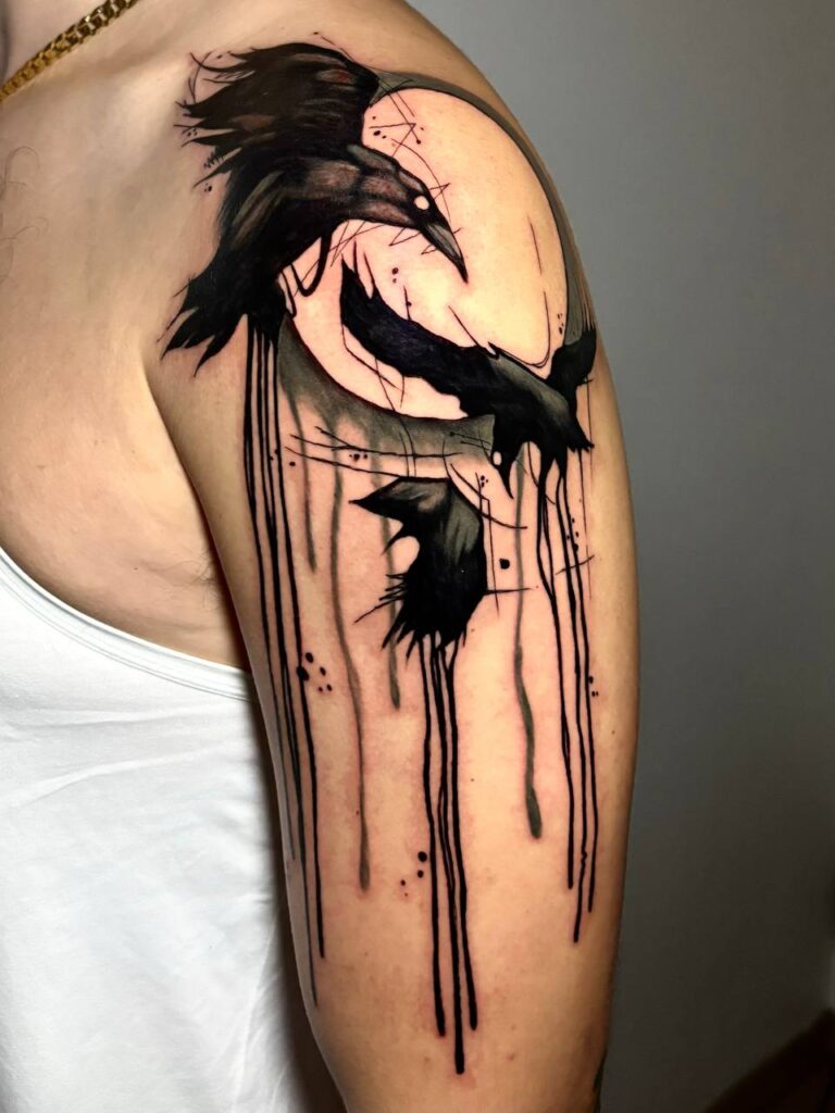 Tatuaggio silhouette corvo nero con macchie inchiostro su spalla Umbria Acca Elena Ink