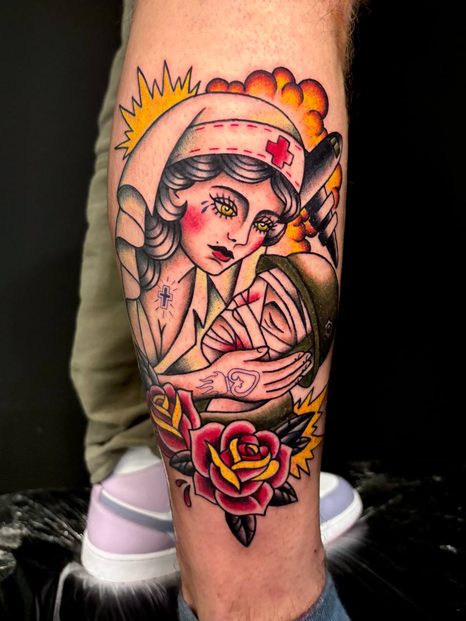 Tatuaggio infermiera che cura soldato ferito stile tradizionale Umbria Acca Elena Ink