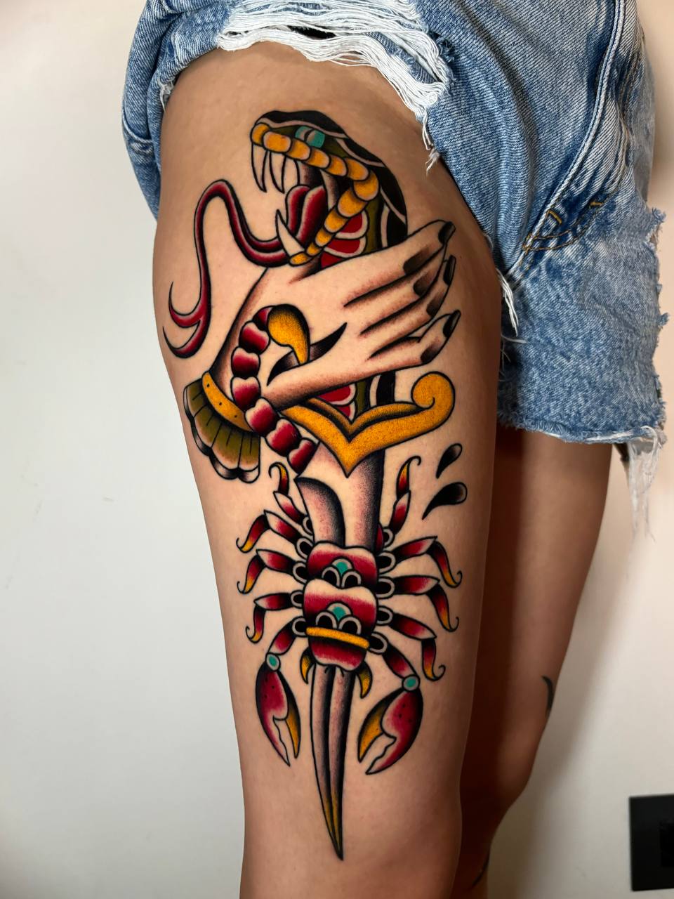 Tatuaggio Serpente stile tradizionale nero e rosso Umbria Acca Elena Ink