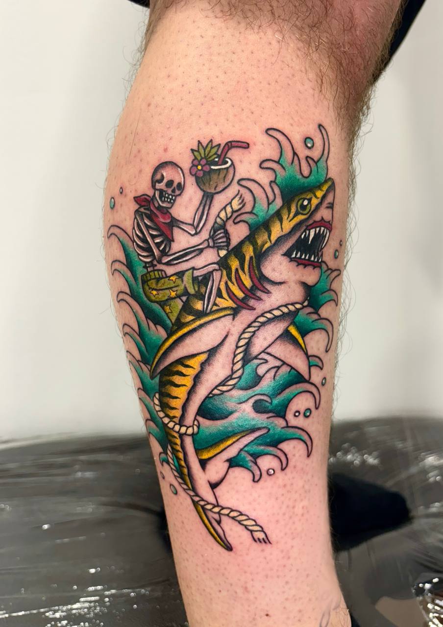 Tatuaggio squalo che salta tra le onde stile tradizionale Umbria Acca Elena Ink