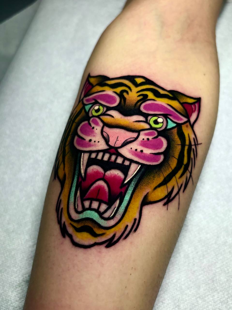 Tatuaggio testa di tigre stile tradizionale a colori Umbria Acca Elena Ink