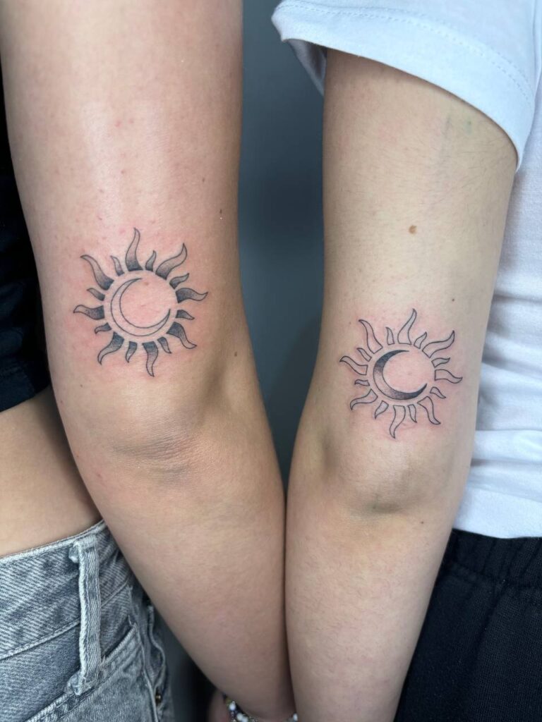 Tatuaggi di coppia soli stilizzati linea sottile coordinati Umbria Acca Elena Ink