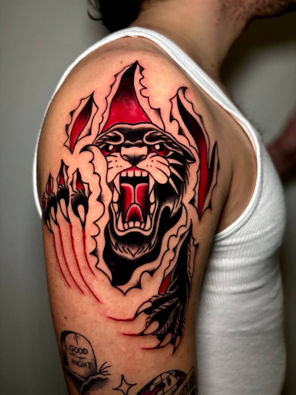 Tatuaggio testa di tigre tradizionale rosso e nero Umbria Acca Elena Ink