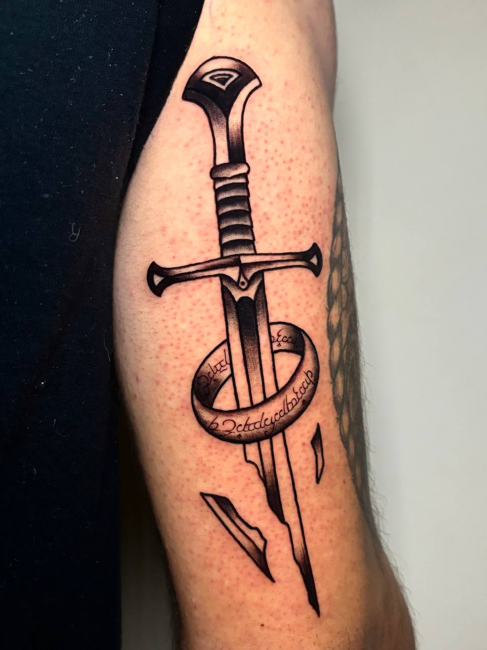 Tatuaggio Signore degli anelli spada spezzata Narsil tradizionale Umbria Acca Elena Ink