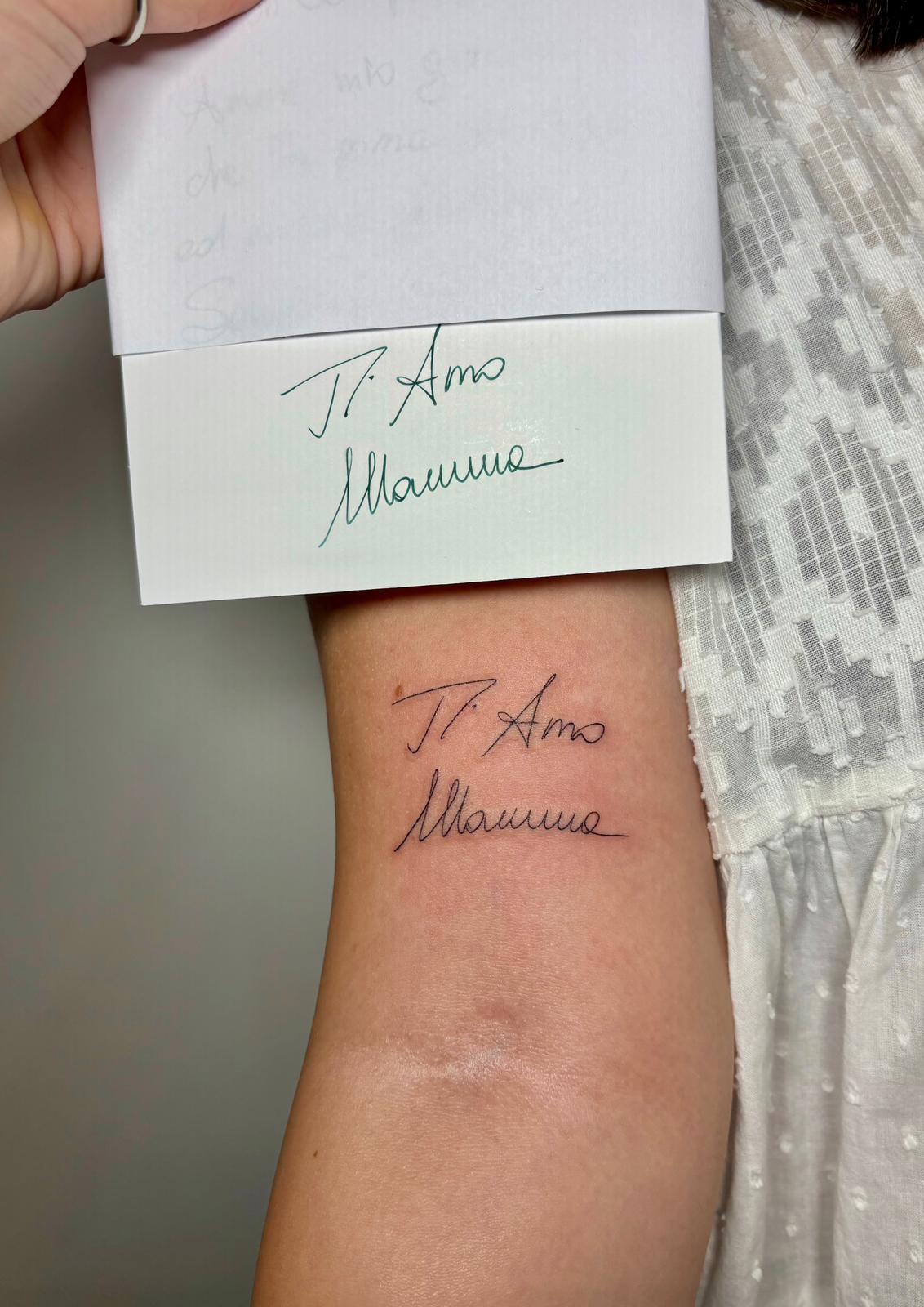 Tatuaggio fine line firma scritta Ti Amo Mamma avambraccio Umbria Acca Elena Ink