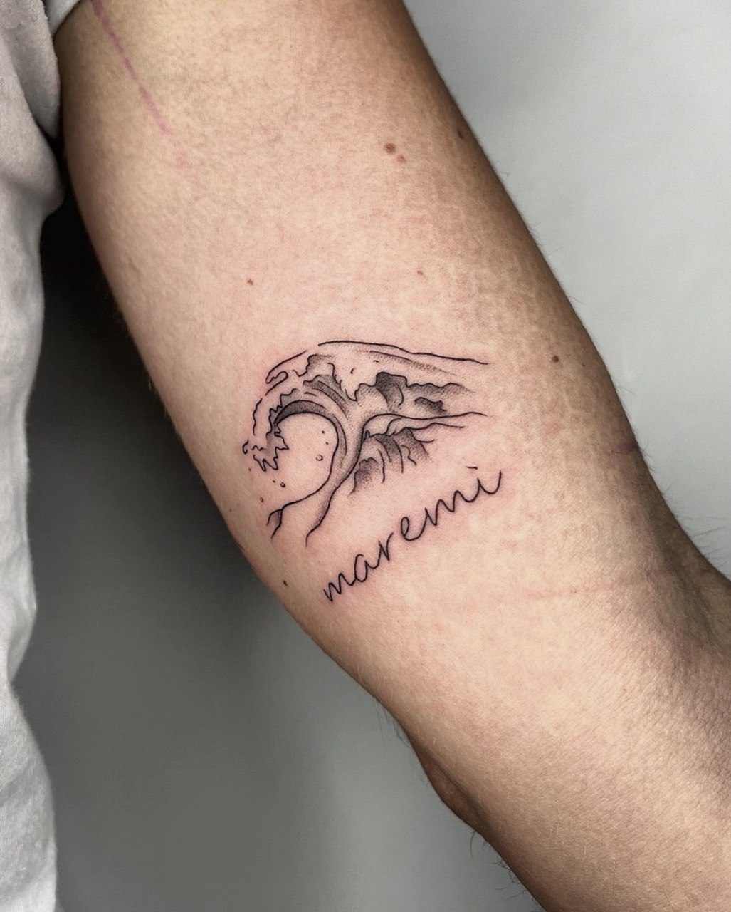 Tatuaggio fine line onda con scritta meraviglia avambraccio Umbria Acca Elena Ink