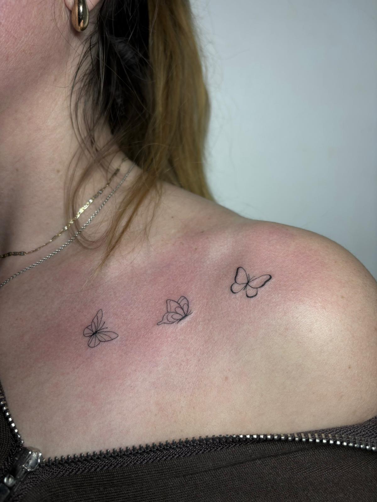 Tatuaggio fine line tre piccole farfalle clavicola Umbria Acca Elena Ink